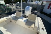 2017 Everglades 253 Center Console boat with Yamaha engine, featuring comfortable seating.